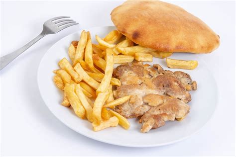 Grilled Chicken Drumstic with French Fries and bread - Creative Commons Bilder