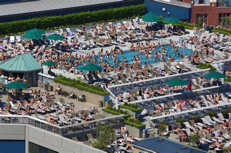 Rooftop of East Bank Club on Sunday : r/chicago