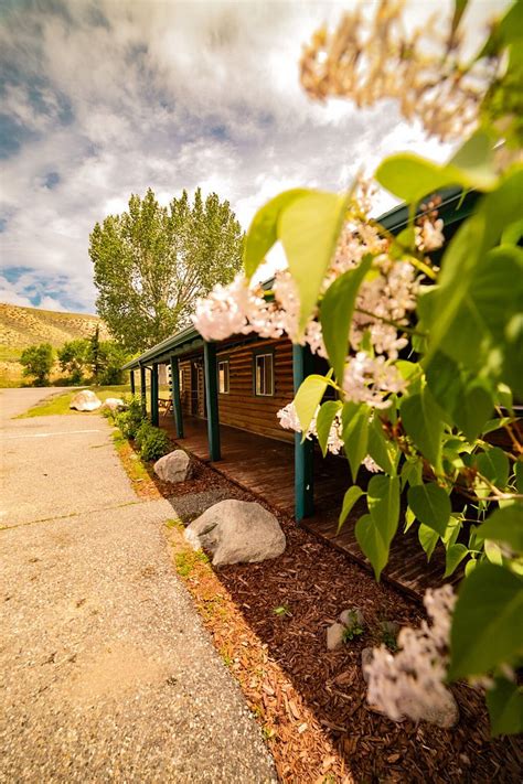 CHINOOK WINDS LODGE (Dubois, Wyoming) - Motel Reviews, Photos, Rate ...