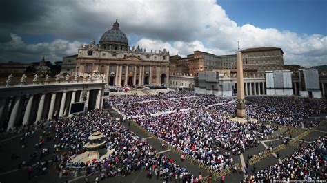 Pope canonizes 815 saints – DW – 05/12/2013