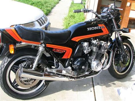 1982 Honda CB750F - Moto.ZombDrive.COM