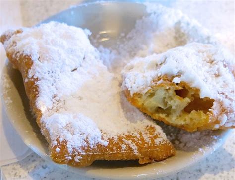 Cafe du Monde: The Famous Beignet