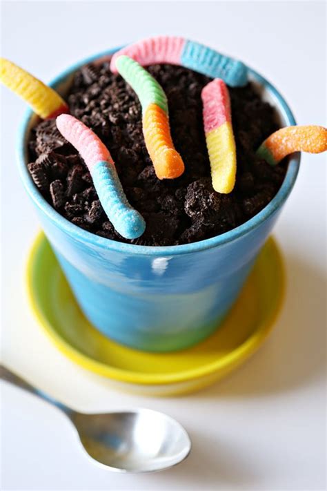 Recipe: Chocolate Dirt Pudding with Gummy Worms - See Vanessa Craft