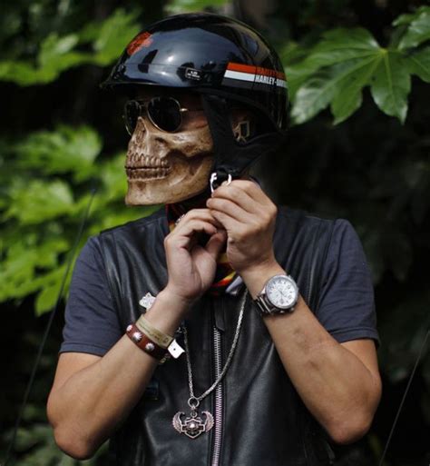 Skull Mask Biker Helmet is a Thoroughbred Badass - Randommization