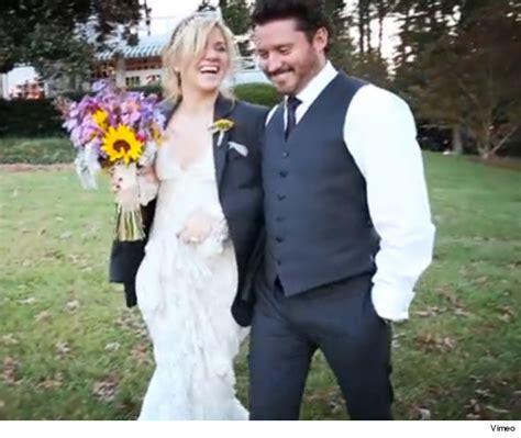 Kelly Clarkson Wedding Video Shows How Small It Really Was | toofab.com