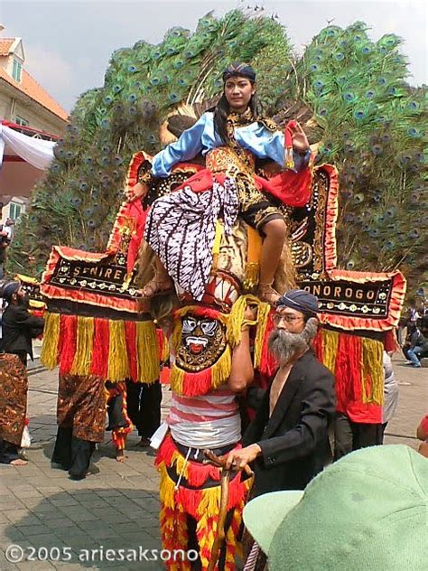 EXPLORE INDONESIA: TARI REOG From PONOROGO