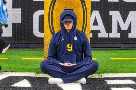 Michigan Quarterback J.J. McCarthy’s pregame meditation routine helped ...