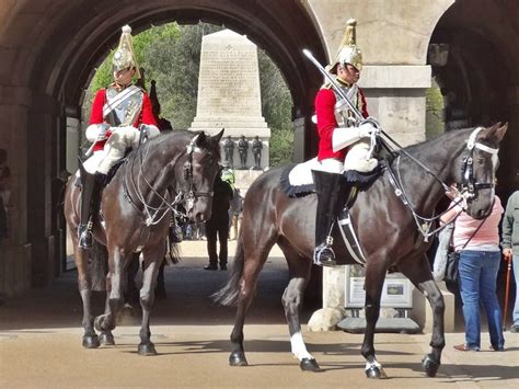 Changing of the Guard in London - Info & Tips