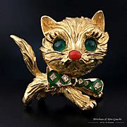 French 18k gold 3D cat figural brooch, chrysoprase eyes & diamond | Hand brooch, Jade eyes ...
