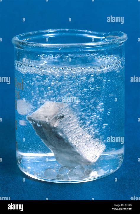 Elemental Calcium Reacting with Water Stock Photo - Alamy