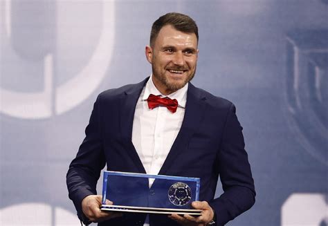 Pemain Warta Poznan Marcin Oleksy Raih Penghargaan FIFA Puskas Award ...