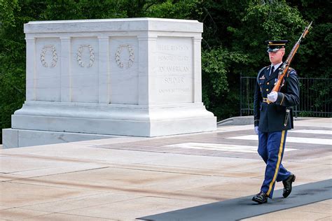 Guard at the Tomb of the Unknown at Arlington National Cemetery ...