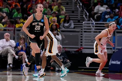 Former Oregon Ducks’ star Sabrina Ionescu attends Ducks’ football game ...