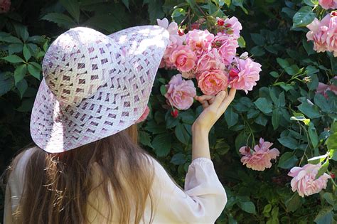 Royalty-Free photo: Woman wearing sun hat holding flowers | PickPik