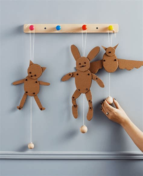 Idée créative : cartonnez avec du carton | Cardboard crafts, Diy for kids, Diy toys