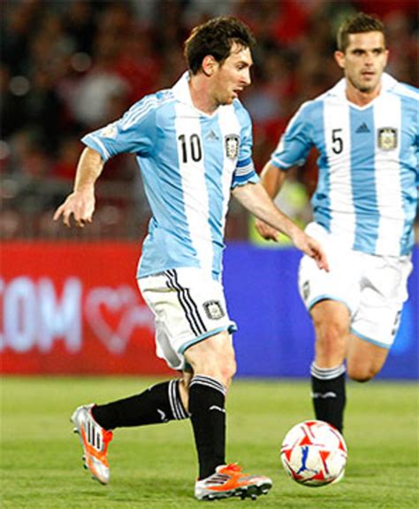 Messi Running : Messi wins Ballon d'Or for 4th year running - InOtherNews / The perfect ...