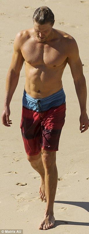 Bondi Vet Dr. Chris Brown shows off his chiseled physique after sweaty beach workout | Daily ...