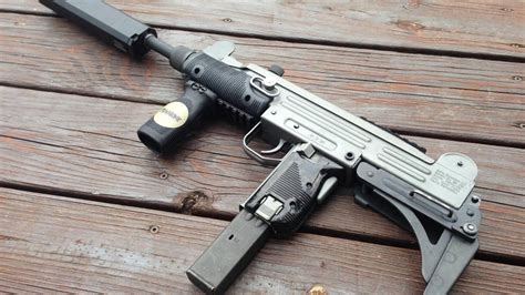 Uzi: The Tiny Submachine Gun That Fires 600 Rounds Per Minute - 19FortyFive