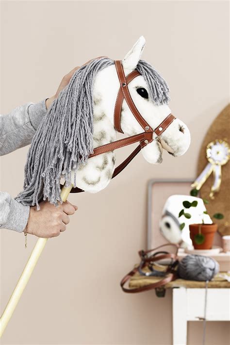 Easy DIY hobby horse - tutorial | Hästpyssel, Hästskor, Hästutrustning