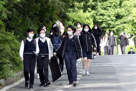 South Korean students return to class as country records 32 new COVID-19 cases | Daily Sabah