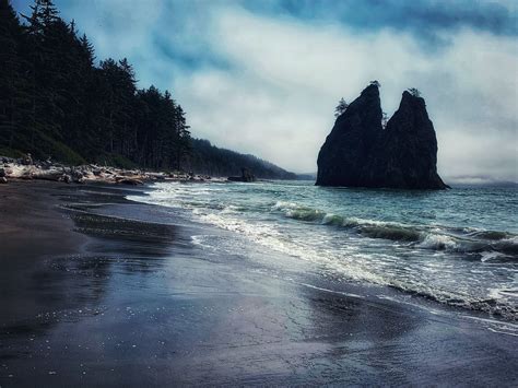 23242. Hiking to the Hole in the Wall on Rialto Beach in Washington State in 2020 | Rialto beach ...