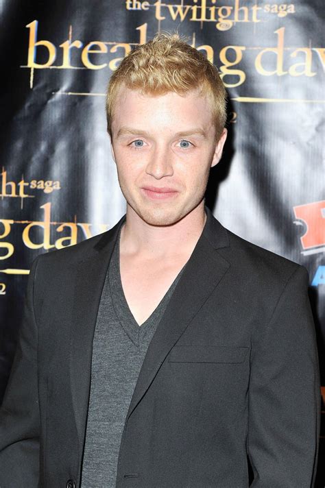 Noel Fisher — Biografi Aktor, Film, Penghargaan & Fakta