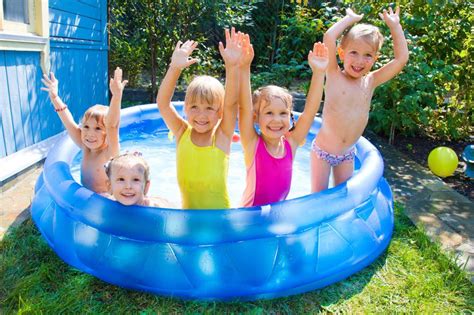 What is an Inflatable Swimming Pool? (with pictures)