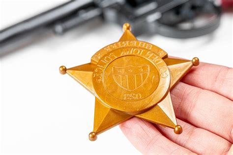 Close-up of a plastic toy police badge in hand (Flip 2020) - Creative Commons Bilder