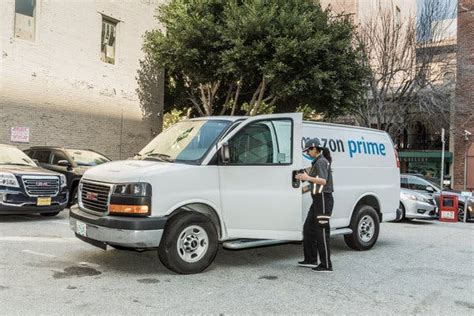 Amazon Tries a New Delivery Spot: Your Car - The New York Times