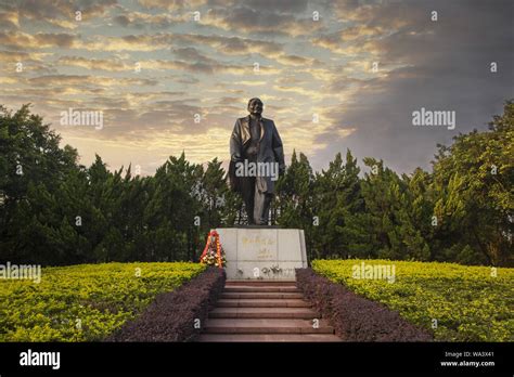 Bronze statue of deng xiaoping Stock Photo - Alamy