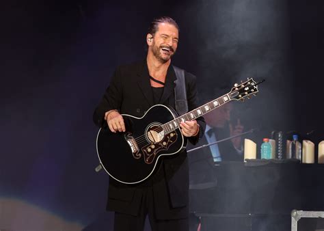 Ricardo Arjona Announces North American Arena Tour: ‘Blanco y Negro: Volver 2023’ - Pollstar News