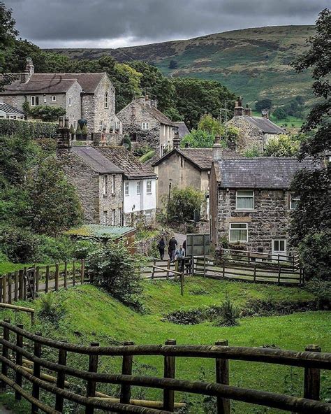 The village of Castleton in the Peak District, Derbyshire, England ...