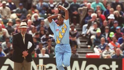 Top 10 weirdest bowling actions in cricket history - The100Sports