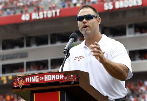 Ex-NFL star Mike Alstott speaks out about risk of painkiller abuse - CBS News