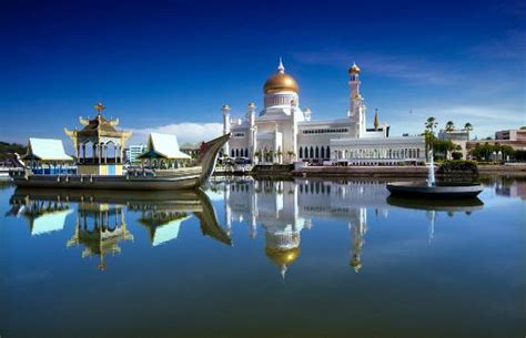 Beautiful mosque inside and outside. - Omar Ali Saifuddien Mosque, Brunei, Bandar Seri Begawan ...