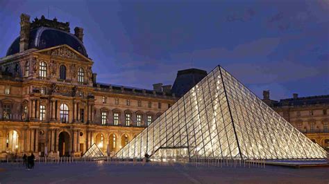 Pyramide Du Louvre