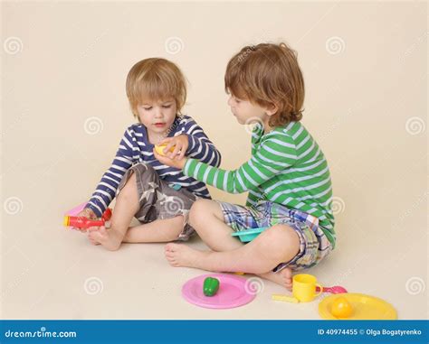 Children Sharing Pretend Food Stock Photo - Image: 40974455