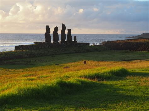 The best spots to see moai on Easter Island - Tiny Travelogue