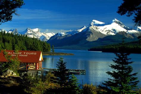 File:Canada Boat House am Maligne Lake, Jasper NP, Alberta, CA.jpg - Wikipedia