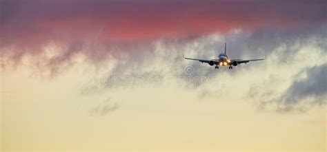 Commercial Airplane Jetliner Landing in Sunset Stock Photo - Image of speed, airspeed: 109591620