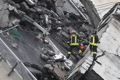 At least 35 people die after span of busy highway bridge collapses in ...