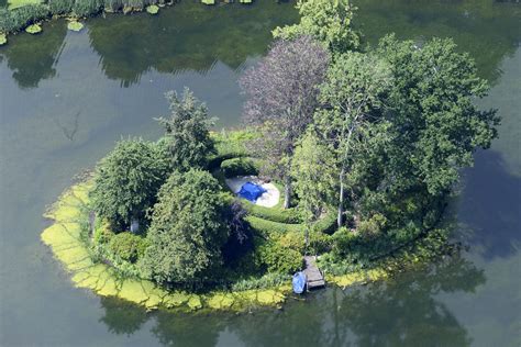 Aerial image: Diana, Princess of Wales resting place at Althorp House ...