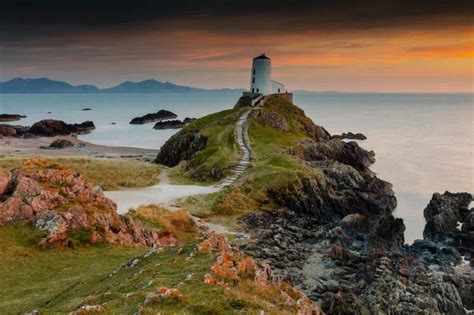 Tŵr Mawr lighthouse on Ynys Llanddwyn on Anglesey, #Wales | Lighthouse, Historical place ...