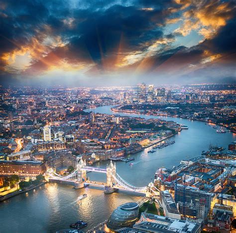 London. Aerial view of Tower Bridge at dusk with beautiful city | Blog Audiolibrix CZ