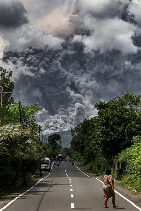 Gunung Merapi Erupsi dan Memuntahkan Awan Panas Guguran