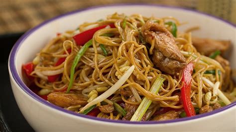 Chow Mein de Pollo - Fideos Chinos fritos con pollo l Kwan Homsai - YouTube