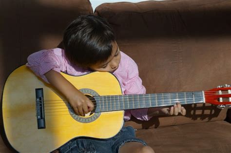 Kids Learn How to Play Guitar Lessons in 10 Steps – Children in Homes Music Lessons