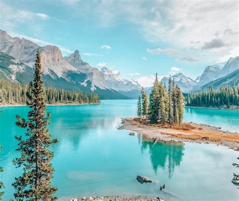 15 Most Beautiful Lakes in Canada you MUST visit! - Canada Crossroads