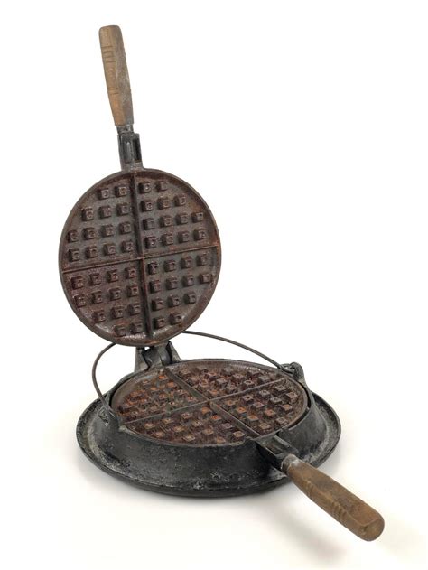 Lot - Antique Wagner Cast Iron No. 7 Waffle Maker