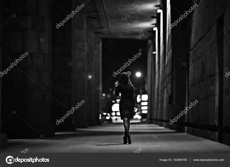 Young girl walking in city — Stock Photo © xload #142869193